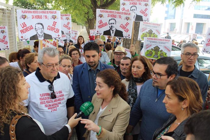 La portavoz parlamentaria de Adelante Andalucía, Inmaculada Nieto, en la concentración ante las puertas de la Consejería de Salud.