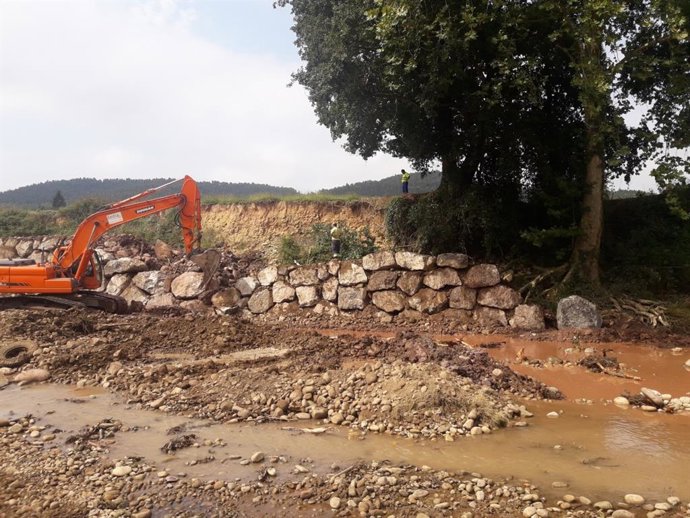 La CHC concluye retirada de depósitos acumulados en el río Pas