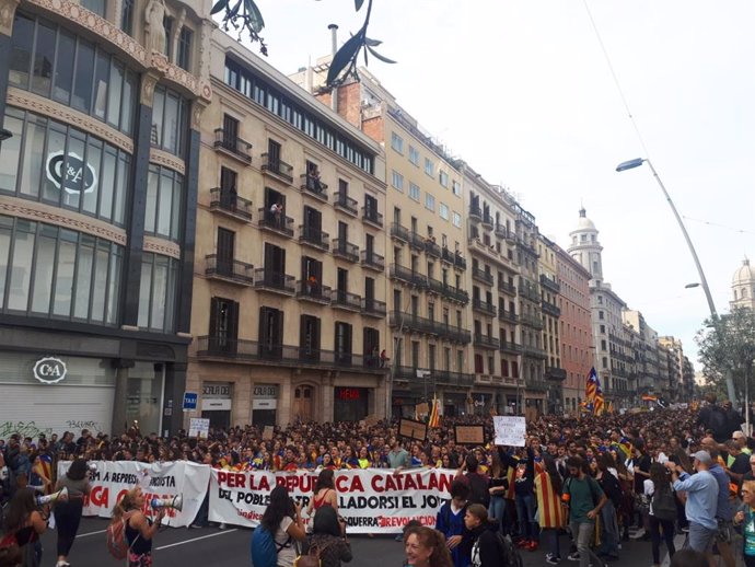 Miles de estudiantes se manifiestan este viernes desde la plaza Universitat de Barcelona, en el marco de la huelga general