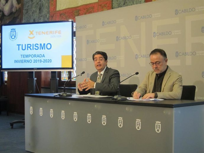 El presidente del Cabildo de Tenerife, Pedro Martín, y el consejero insular de Turismo, José Gregorio Martín, presentan en rueda de prensa los datos aéreos de la campaña de invierno