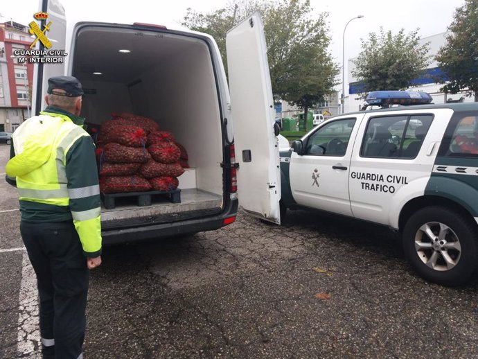 Interceptada una furgoneta con 1.740 kilos de almeja ilegal en el peaje de Vilaboa (Pontevedra).