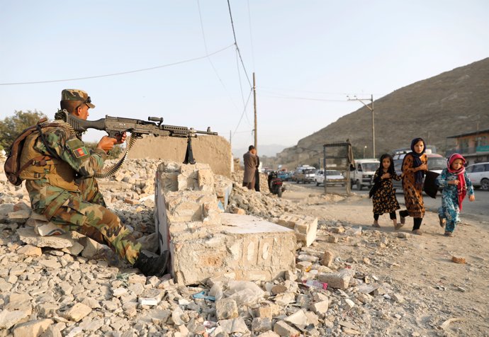 Un soldado afgano en un puesto de control en Afganistán