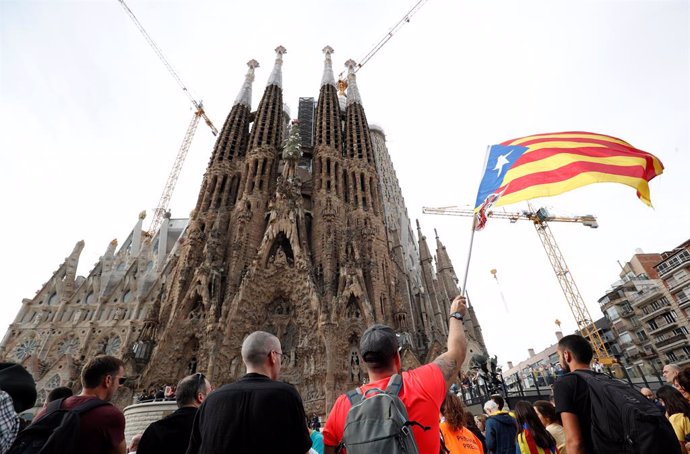 Manifestantes portan esteladas en frente a la Sagrada Familia en Barcelona