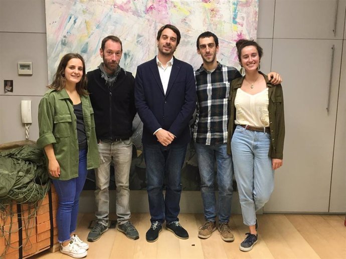 El subdirector de Juventud, Carlos Amatriain, con los protagonistas y el realizador del documental 'Viviendo Navarra'