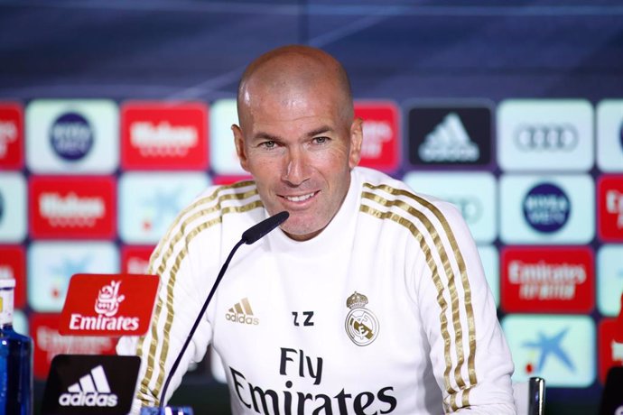Zinedine Zidane en rueda de prensa con el Real Madrid