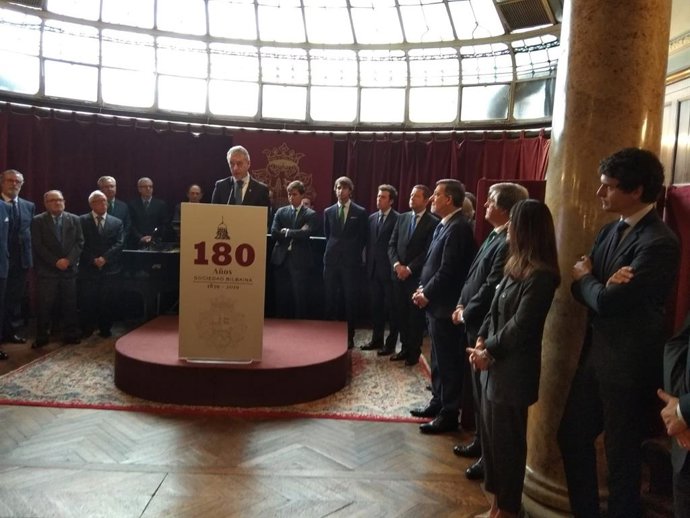 El Lehendakari, Iñigo Urkullu, con otras autoridades en la Sociedad Bilbaína