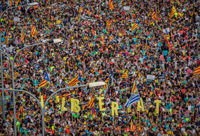 Llegada de las columnas de Berga y Vic, que forman parte de 'Las Marchas por la Libertad' a la Meridiana-Fabra i Puig de Barcelona durante la huelga general en Catalunya