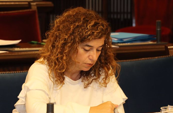 La portaveu del Govern, Pilar Costa, en el seu escó en el Parlament.