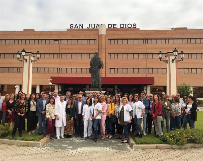 Movilización de alcaldes y portavoces socialistas de 30 pueblos de Sevilla ante el Hospital San Juan de Dios
