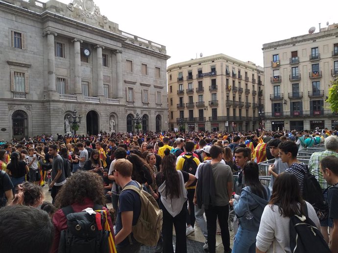 Estudiants de la manifestació es concentren a la plaa Sant Jaume de Barcelona