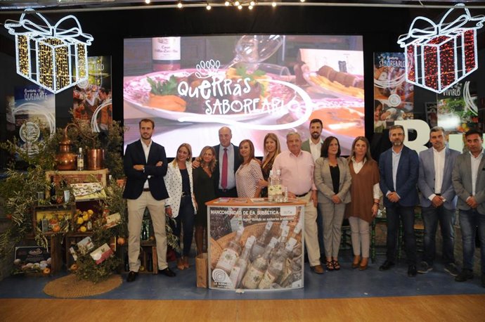 Antonio Ruiz (cuarto por la izda.) visita la Feria del Lechón Ibérico de Cardeña