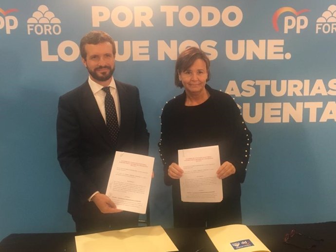 El presidente del PP, Pablo Casado, y la presidenta de Foro, Carmen Moriyón, reeditan el acuerdo de coalición para las elecciones generales