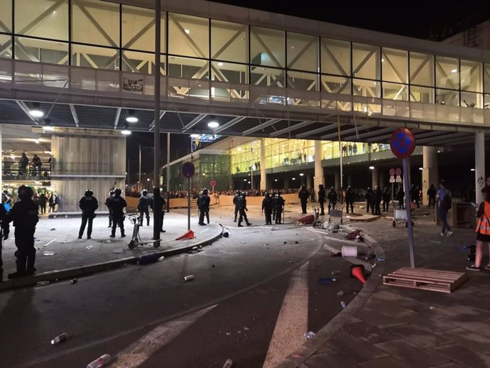Barricada en el Aeropuerto de El Prat de Barcelona durante la protesta por la sentencia