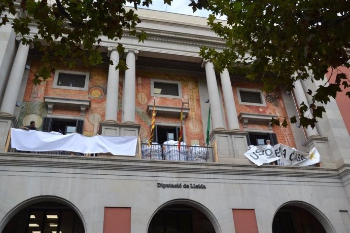 Cambio de pancartas en la Diputación de Lleida