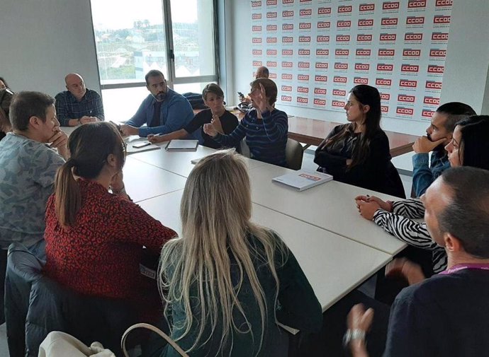 La candidata de En Común Yolanda Diez se reúne con representantes sindicales del sector de las teleoperadoras