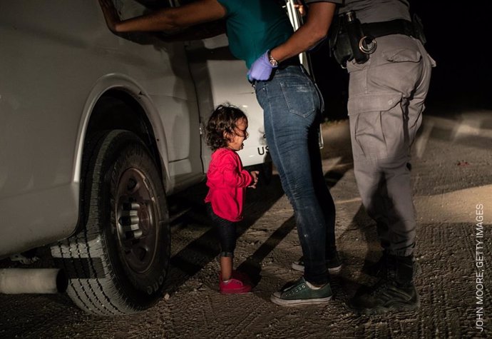Fotografía ganadora de la 62 edición de World Press Photo es Niña llorando en la frontera, de John Moore