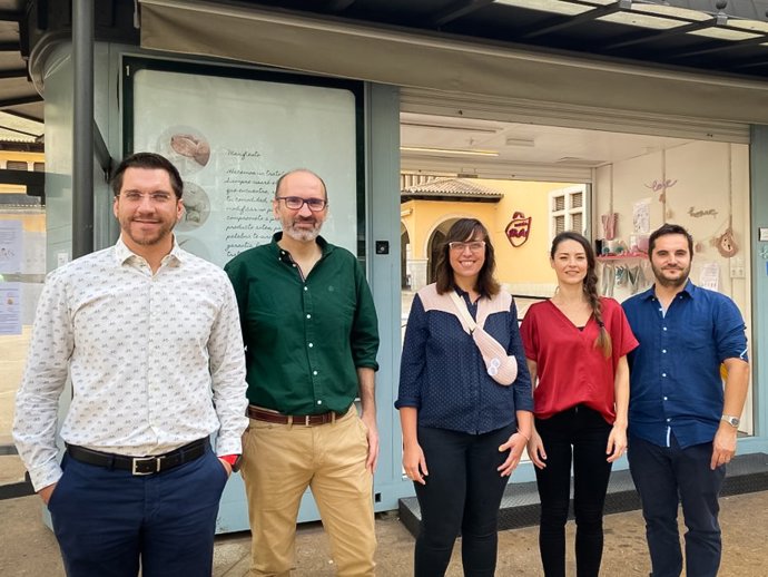 El regidor de Promoción Económica y Ocupación, Rodrigo Romero (1i), durante una visita al Quiosco con la emprendedora Paqui Callejón (3d).