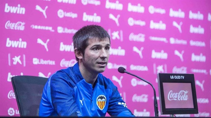 El entrenador del Valencia CF, Albert Celades, en rueda de prensa