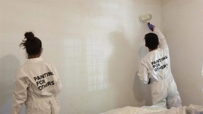Voluntarios pintando una vivienda de alquiler social para Fundación Tengo Hogar