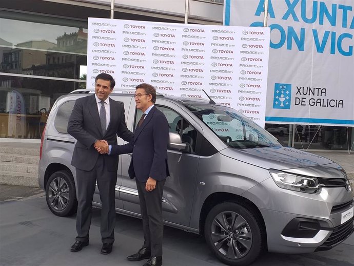 El presidente de Toyota España, Miguel Carsi, y el presidente de la Xunta, Alberto Núñez Feijóo, ante la nueva Proace City, que se producirá en PSA Vigo desde finales del año 2019.