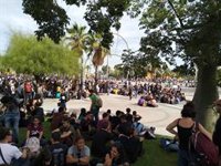 200 estudiants es concentren durant una hora davant una terminal de creuerista blindada