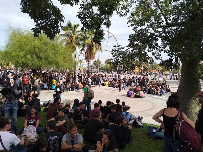 Centenars d'estudiants es concentren a les Drassanes davant una terminal de creuerista blindada