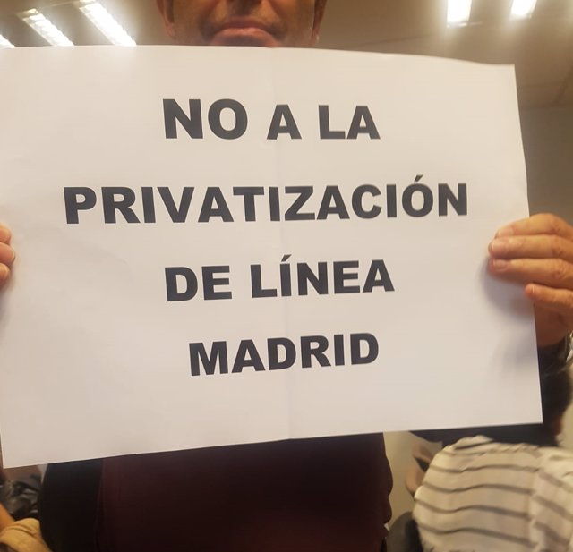 Imagen de la protesta de un trabajador de Línea Madrid en el salón de comisiones del Ayuntamiento de Madrid