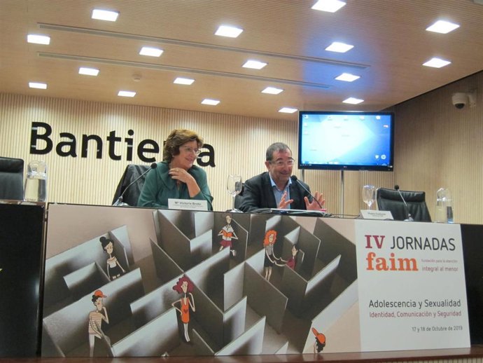 La consejera de Ciudadanía y Derechos Sociales de Aragón, María Victoria Broto, clausura las jornadas 'Adolescencia y sexualidad. Identidad, comunicación y seguridad'.