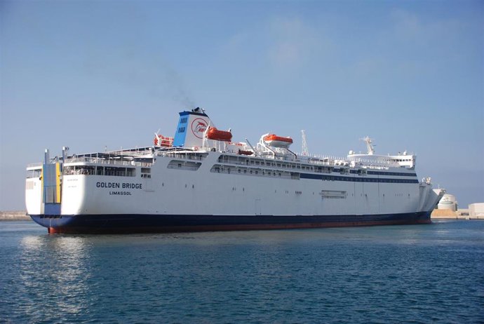 Ferry atracando en el puerto de Motril