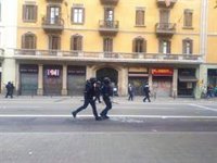 Dispersen els estudiants concentrats davant Prefectura que llanaven tota mena d'objectes