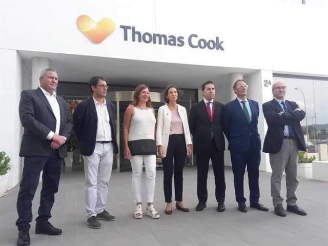 La ministra de Industria, Comercio y Turismo en funciones, Reyes Maroto, ha visitado este viernes ala sede de Thomas Cook en Mallorca.