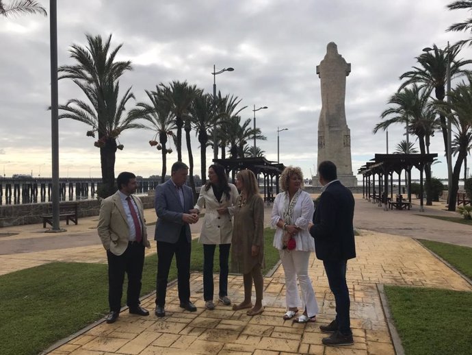 Loles López visita el Monumento a Colón en Huelva.