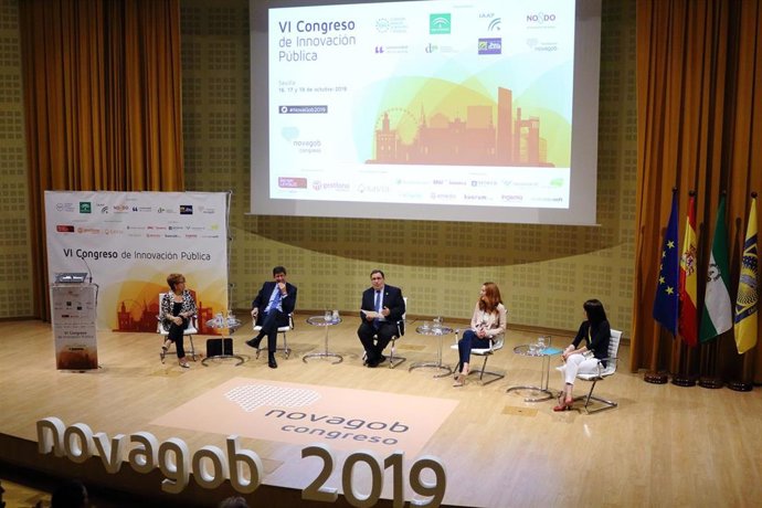 El rector de la Universidad Pablo de Olavide, Vicente Guzmán Fluja, este viernes en la clausura de 'Novagob 2019', junto al vicepresidente de la Junta y consejero, Juan Marín.