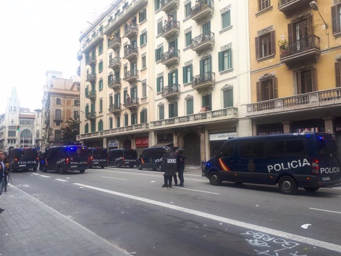 Furgons policials davant la Prefectura de Policia de Barcelona