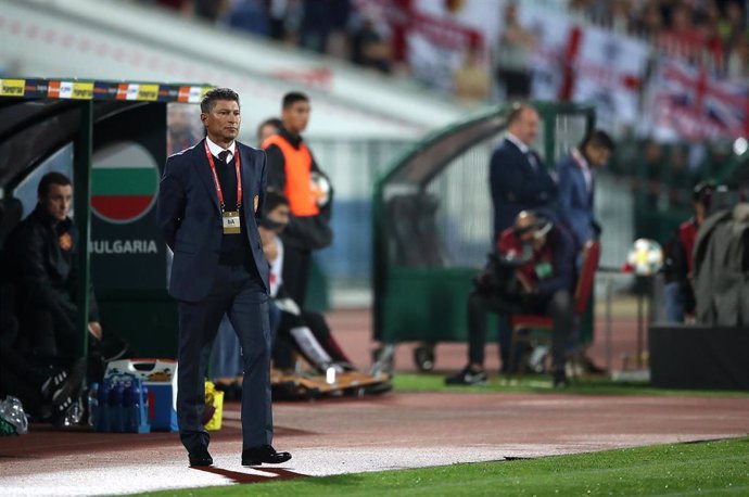 Krasimir Balakov en la banda del Vasil Levski durante el duelo entre Bulgaria e Inglaterra