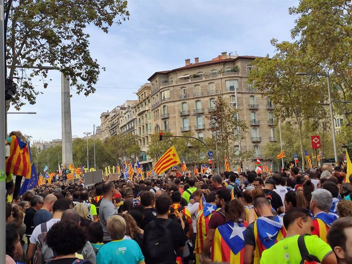 Manifestants durant la manifestació convocada pels sindicats Intersindical-CSC i IAC aquest divendres per la vaga general