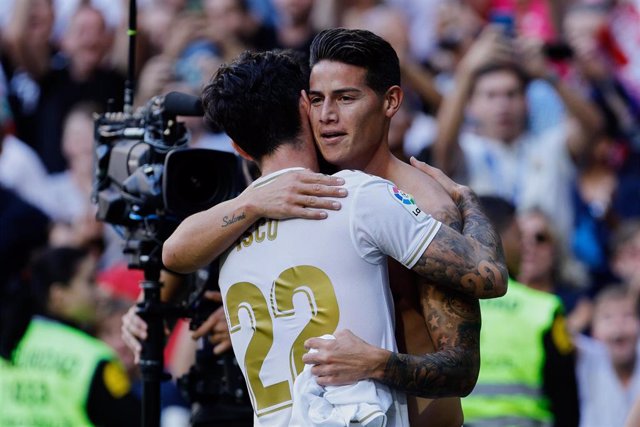 Isco y James se abrazan tras el gol del colombiano en el Real Madrid-Granada