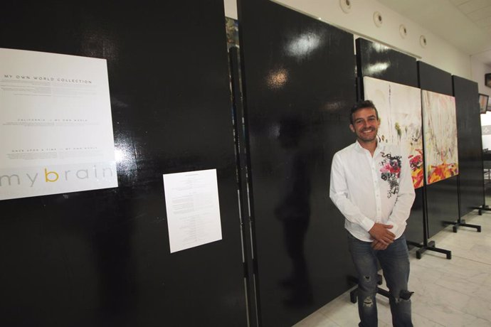 El artista Hugo Rami en su muestra en el aeropuerto César Manrique-Lanzarote