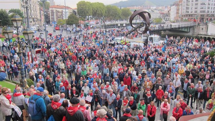 Última concentración de los pensionistas vizcaínos junto al Ayuntamiento de Bilbao, este pasado lunes