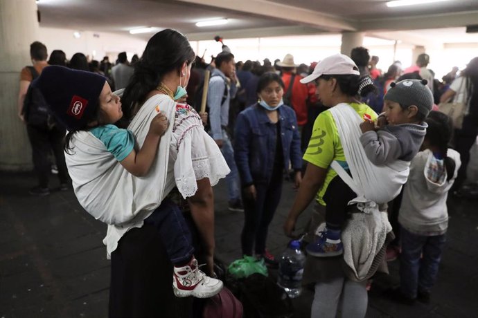 Mujeres indígenas con sus hijos tras las protestas en Ecuador