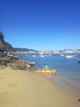Playa de la isla Santa Clara en San Sebastián.