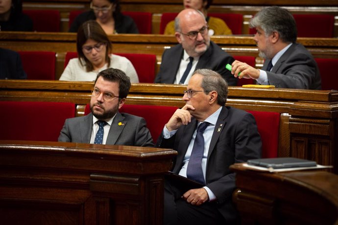 El vicepresident i el president de la Generalitat, Pere Aragons i Quim Torra, asseguts en els seus escons durant una sessió plenria celebrada al Parlament a Barcelona (Catalunya, Espanya)