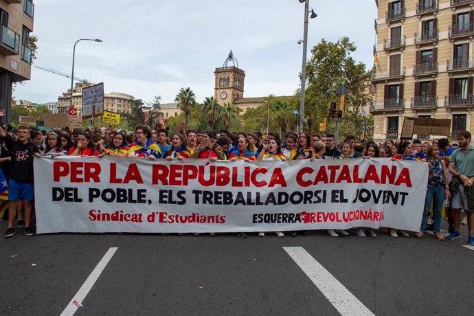 Capalera de la manifestació estudiantil organitzada a la Plaa de la Universitat de Barcelona, dins dels actes convocats amb motiu de la vaga general a Catalunya en reacció a la sentncia del procés, a Barcelona, a 18 d'octubre del 2019