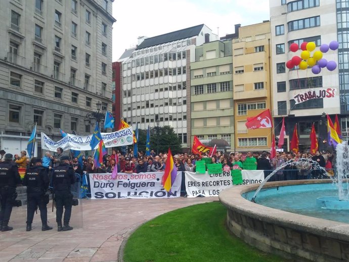 Manifestación contra los Premios Princesa de Asturias en la Plaza de la Escandalera de Oviedo.
