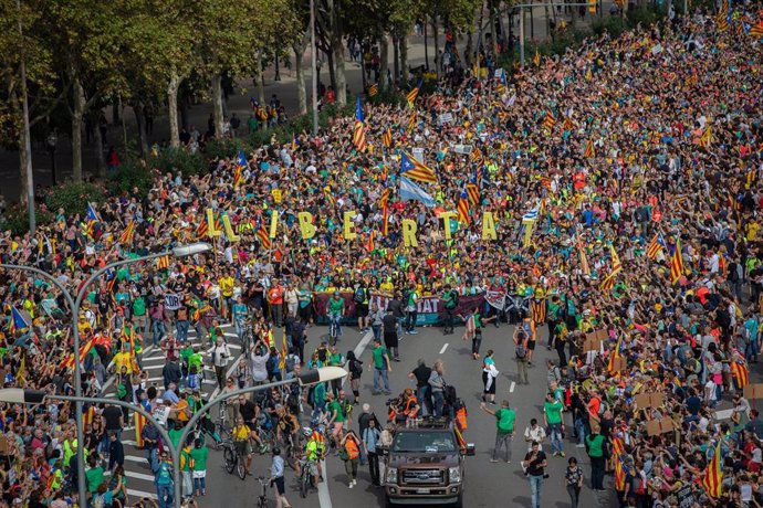 Llegada de miles de personas de les 'Marxes per la llibertat' por la avenida Meridiana de Barcelona
