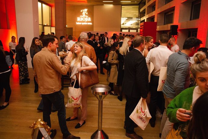 Más de 500 amantes del vino y la gastronomía se han dado cita en Londres en la g