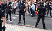 Dos detenidos y dos policías heridos en la manifestación en València contra la condena a los líderes independentistas