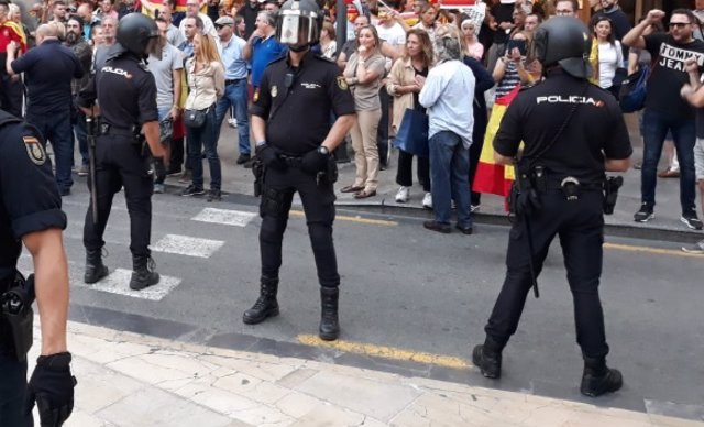 Cordón policial en València para separar una concentración contra la sentencia del Procés y un acto de ultraderechistas  