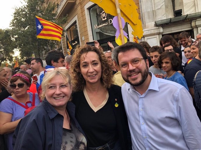 El vicepresidente del Govern, Pere Aragons, y la consellera de Justicia, Ester Capella, en la manifestación de la huelga general del 18 de octubre de 2019