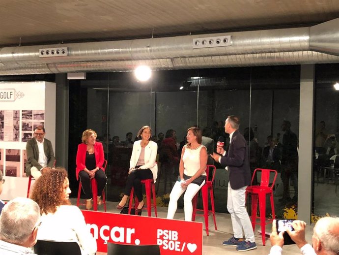 Los socialistas Cosme Bonet, Brbara Rebassa, Reyes Maroto, Francina Armengol y Pere Joan Pons, durante un acto de campaña en Alcúdia.